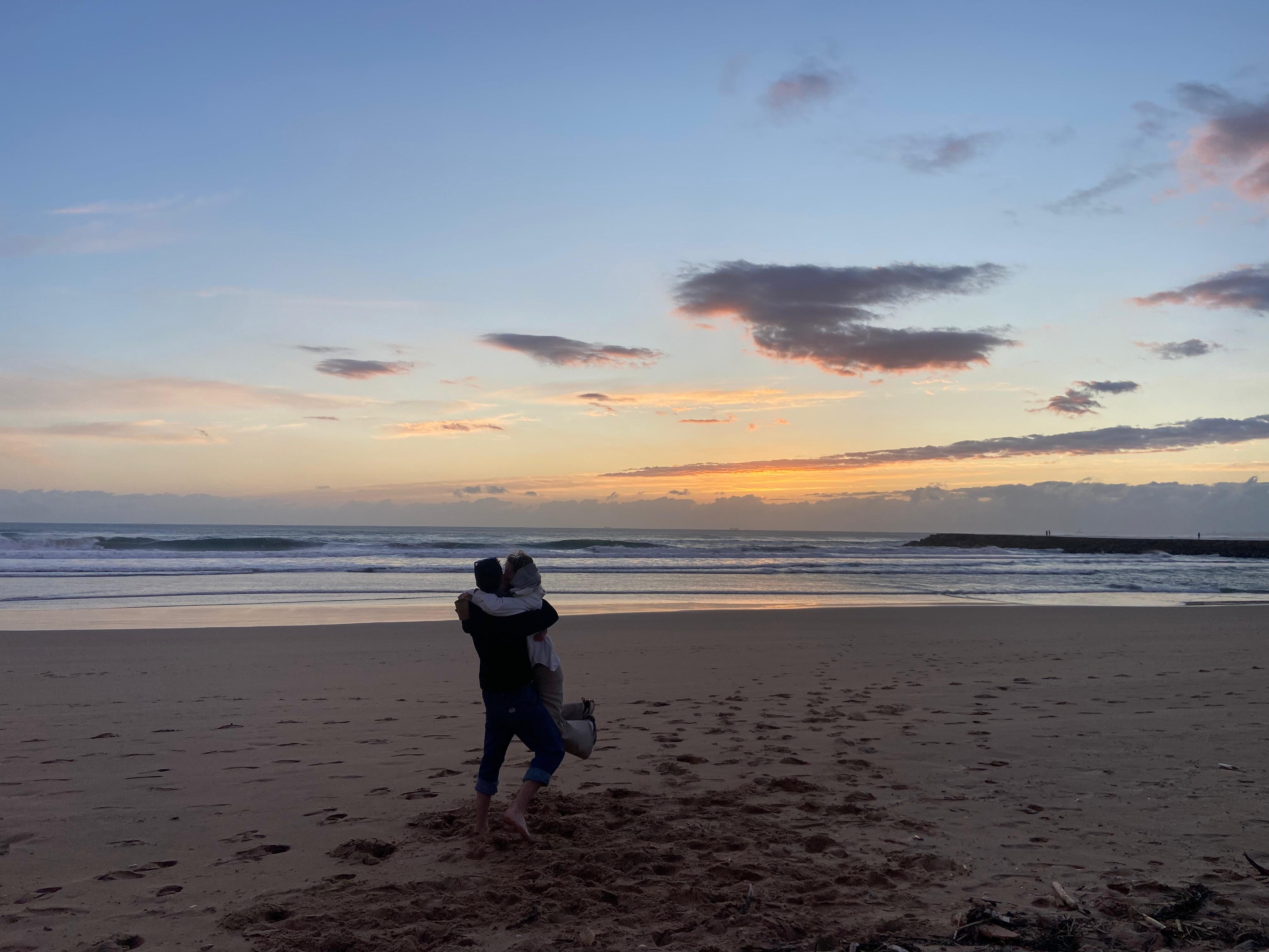Ana y Felipe en la playa al atardecer
